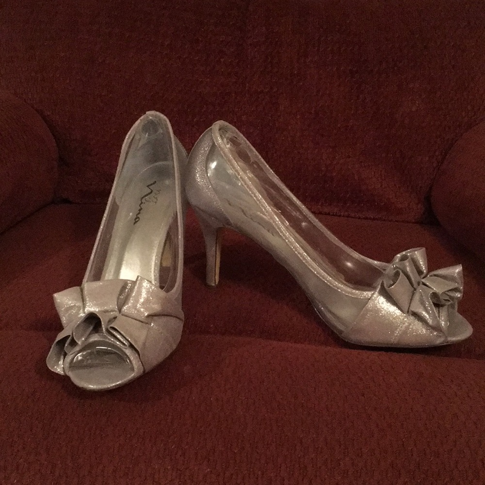 Peep toe dress pumps